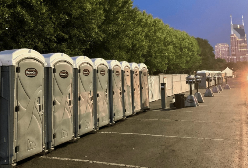 Product screenshot—portable toilet features and branding presented in a clean layout.