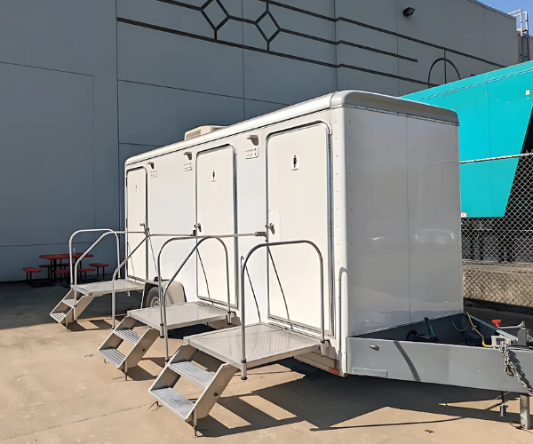 Luxury bathroom trailer graphic showing dual-entry layout for efficient guest flow.